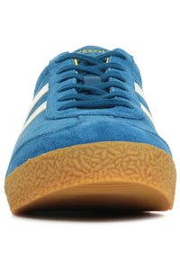 Sneaker blu in suede con strisce bianche, forma arrotondata, suola in gomma texturizzata e lacci piatti disposti centralmente. Accentuato con logo giallo.