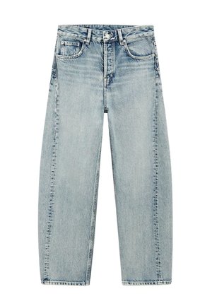 Hellblaue, hochtaillierte Jeans mit geradem Bein, vorn mit Knopf und Reißverschluss, zwei Fronttaschen und Gürtelschlaufen, flach auf weißem Hintergrund dargestellt.