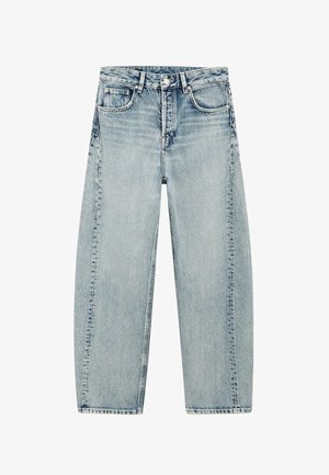 Jean droit taille haute bleu clair avec bouton et fermeture éclair à l'avant, deux poches avant et passants de ceinture, présenté à plat sur fond blanc.