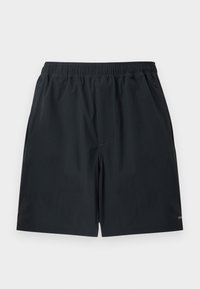 Μαύροι σορτς με ελαστική μέση, τσέπες με φερμουάρ στο πλάι, μήκος μέχρι τα μέσα των μηρών και διακριτικό λογότυπο της μάρκας στο κάτω αριστερό τελείωμα.