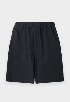 Pantaloni scurți negri cu talie elastică, buzunare cu fermoar pe lateral, lungime până la mijlocul coapsei și logo subtil al mărcii pe tivul din stânga jos.