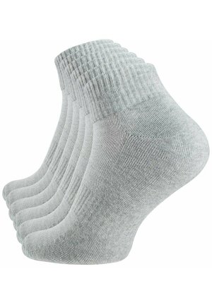 Calzini alla caviglia grigi con polsini a costine, caratterizzati da una texture liscia e un tessuto leggero, disposti in una pila di cinque paia.