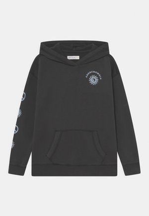 Zwarte hoodie met een voorzak, met een lichtblauw spiraallogo op de borst en vredestekenontwerpen op de mouwen.