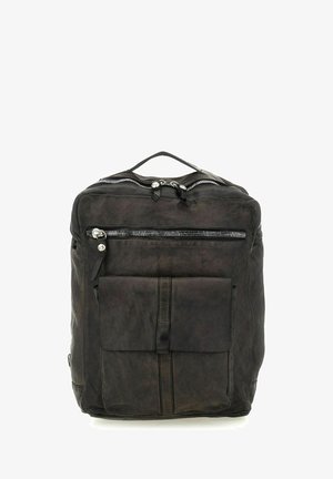 Zaino in pelle nera con due cerniere superiori, tasca frontale e finitura testurizzata. Presenta una maniglia superiore e un design minimalista.