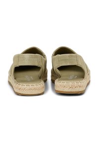 Groene suède sandalen met een bandontwerp, open achterkant en geweven jute zool. Textuurdetails van de stof en een zachte voetbed zijn zichtbaar.