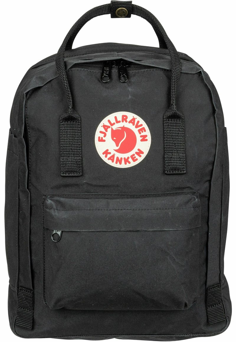 Zaino Fjällräven Kånken nero realizzato in tessuto resistente, dotato di una tasca frontale con zip, patch con logo e doppi manici per il trasporto.