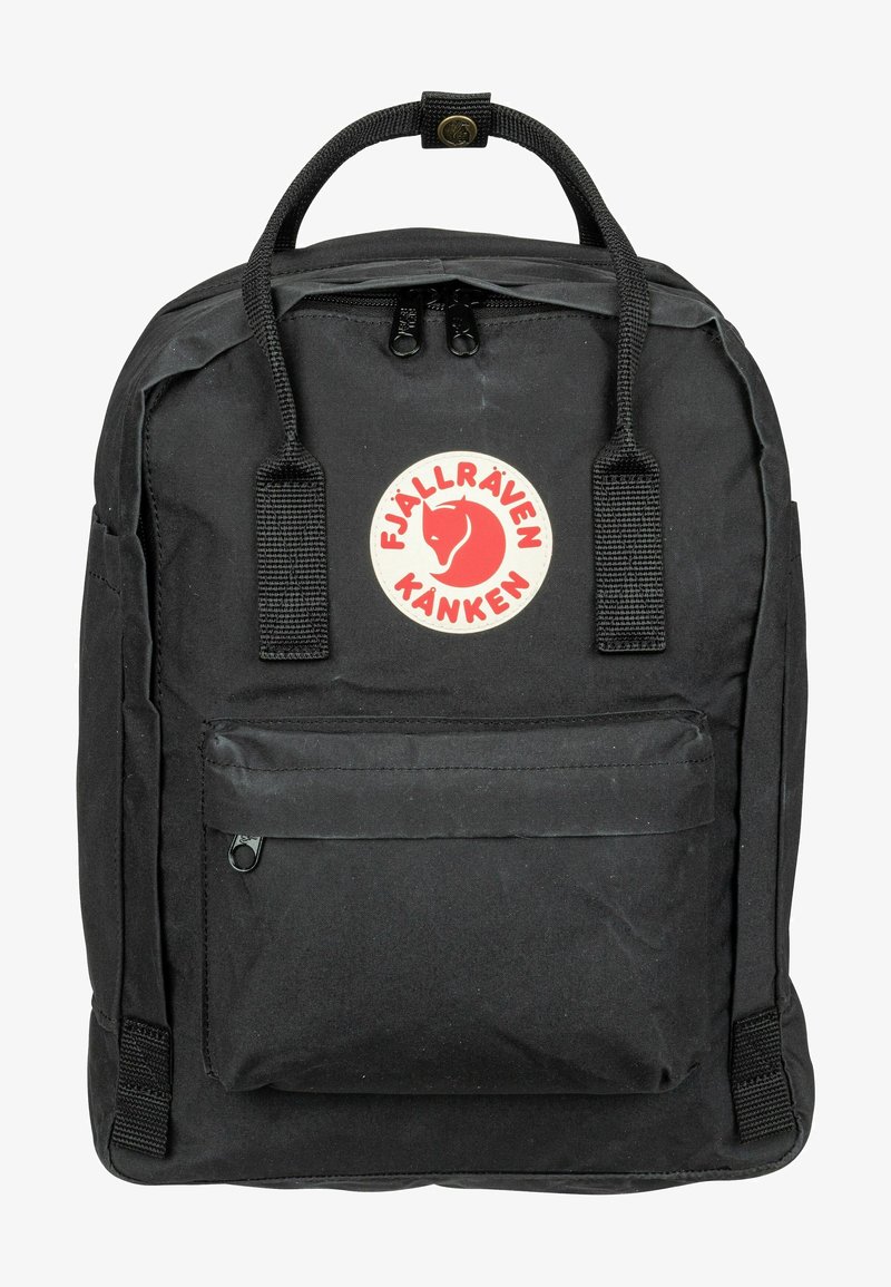 Sac à dos Kånken noir de Fjällräven fabriqué à partir de tissu robuste, avec une poche zippée à l'avant, un patch logo et des anses doubles.