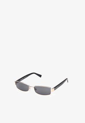 Gafas de sol con lentes grises rectangulares, brazos delgados de plástico negro y un acento dorado en el borde. Diseño ligero para un uso cómodo.