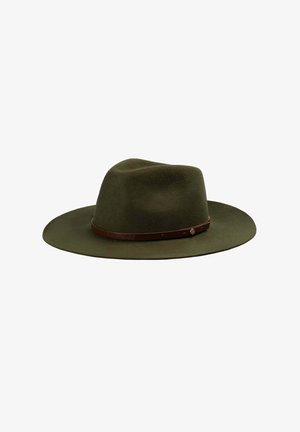 Sombrero de fieltro verde oliva con un ala ancha y plana, y una banda de cuero marrón que presenta un acento dorado. Textura suave y corona redondeada.