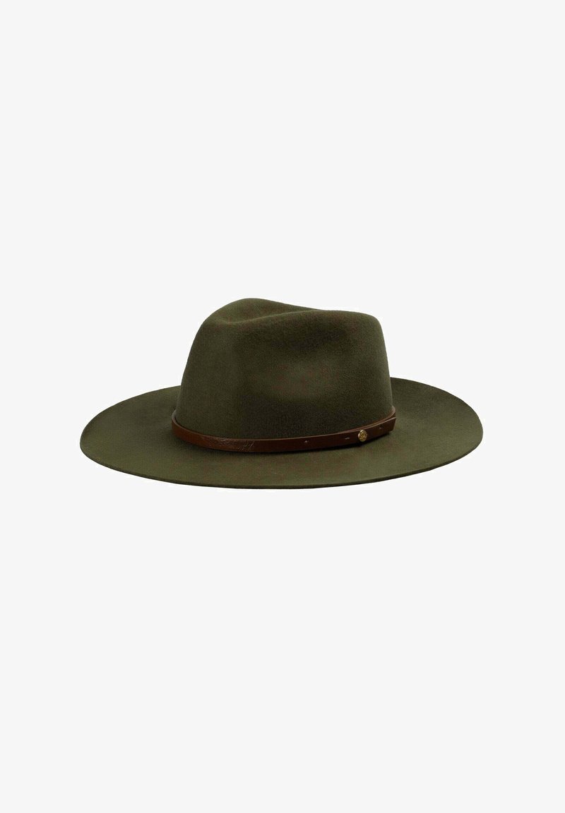 Sombrero de fieltro verde oliva con un ala ancha y plana, y una banda de cuero marrón que presenta un acento dorado. Textura suave y corona redondeada.