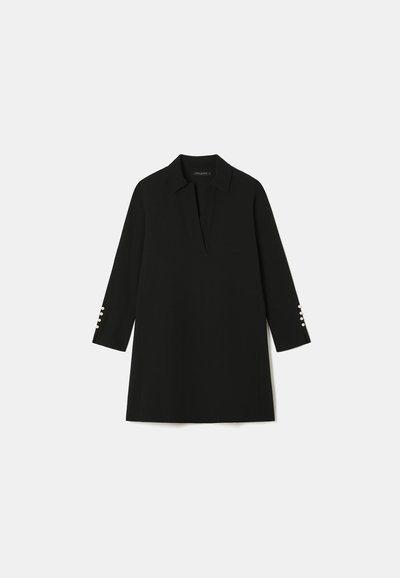 Schwarzes Tunika-Kleid mit kragenlosem Ausschnitt, tiefem V-Ausschnitt und Dreiviertelärmeln mit Knopfakzenten an den Bündchen. Glatte Textur.