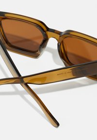 Jack & Jones JACPETER SUNGLASSES UNISEX - Päikeseprillid - brown patina
