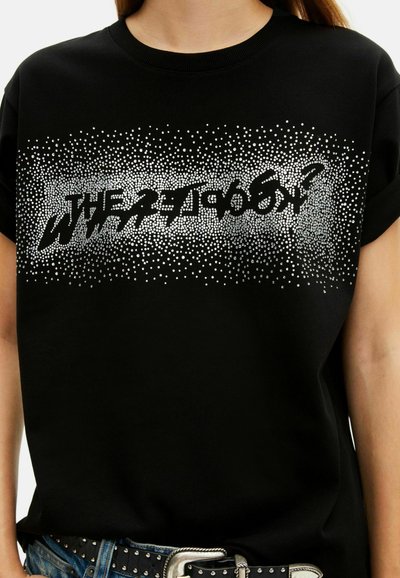 Zwart katoenen t-shirt met een zilveren grafisch ontwerp met de tekst "WHERE IS THE LOVE?" in een vet, stijlvol lettertype. Korte mouwen.