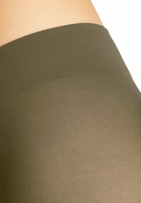 Leggings in tessuto a coste color verde oliva con una texture liscia. La cintura è ampia ed elastica, progettata per comfort e flessibilità.