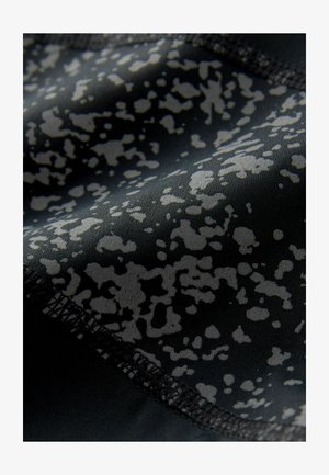 Fekete textil, textúrált, absztrakt szürke mintázattal. Simább felülettel rendelkezik, és finom varrással az élein.