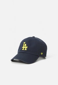 Căciulă de baseball navy din bumbac, cu un logo galben brodat "LA" pe față și o etichetă mică "47" pe lateral.