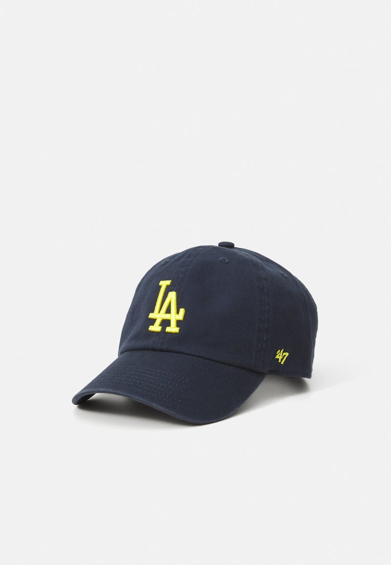 Căciulă de baseball navy din bumbac, cu un logo galben brodat "LA" pe față și o etichetă mică "47" pe lateral.