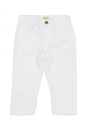 Jeans blancs pour tout-petit avec bouton frontal, passants de ceinture et poches, étalés à plat sur un fond blanc.