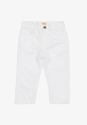 Witte peuterjeans met knoop aan de voorkant, ceintuurlussen en zakken, plat gelegd op een witte achtergrond.