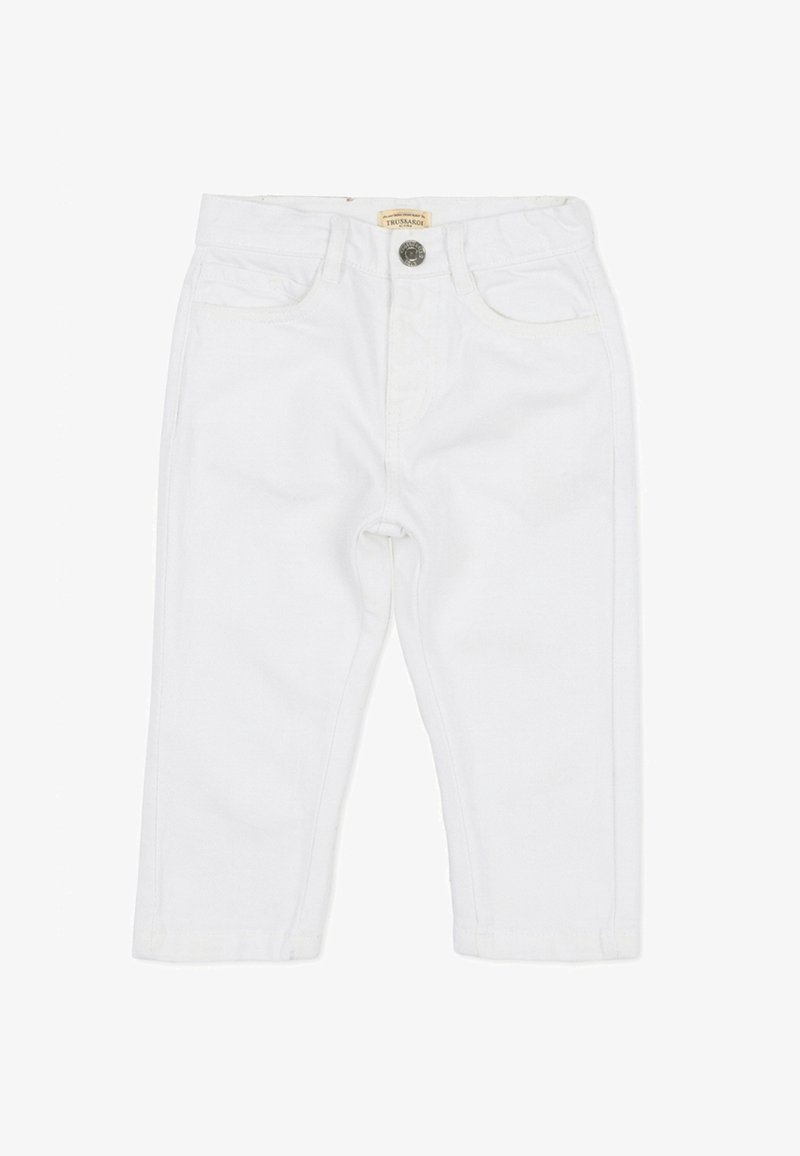 Jeans blancs pour tout-petit avec bouton frontal, passants de ceinture et poches, étalés à plat sur un fond blanc.