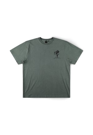 Olijfgroen T-shirt met korte mouwen, zwarte bloemengrafiek en cursieve tekst op de linkerborst, ronde hals, plat neergelegd op een witte achtergrond.