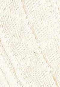 Texturiertes weißes gestricktes Gewebe, das ein gewelltes Muster und unterschiedliche Maschen aufweist und eine weiche, haptische Oberfläche bietet.