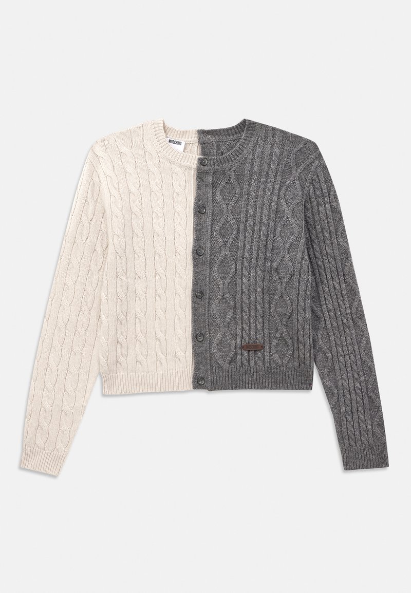 Cárdigan de punto cableado con un diseño dividido en crema y gris oscuro, con cuello redondo y botones en la parte delantera para el cierre.