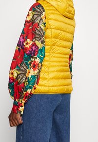 Esprit Vesta - yellow