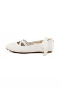 Ballerine blanche avec deux brides élastiques sur le dessus et un ruban noué au talon, avec une semelle plate marron clair.
