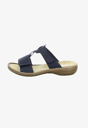 Navyblaue Sandale mit offener Zehe, verstellbaren Riemen und einer gepolsterten beigen Innensohle. Hervorhebung einer strukturierten Oberseite und einer leichten Sohle.