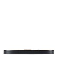 Dispositivo negro y rectangular con un perfil delgado, que presenta una superficie lisa y botones laterales; diseño minimalista con un acabado mate.