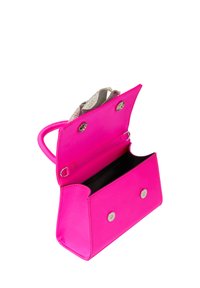 Fuchsia pink håndtaske med en glat tekstur, rektangulær form og to magnetskaber. Indvendigt inkluderer den en lynlås lomme og en aftagelig strop.