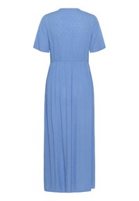 Blaues, knielanges Kleid mit kurzen Ärmeln, das eine geraffte Taille und ein dezentes strukturiertes Muster aufweist. Glatter Stoff mit lockerer Passform.
