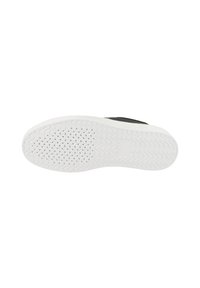 Sneaker nera con suola in gomma bianca. La suola presenta un motivo a onda e piccole perforazioni. Il lato è progettato in modo semplice, senza decorazioni.