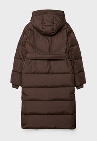 Dugi smeđi подковани kaput s horizontalnim šavovima, s kapuljačom, dugim rukavima i pojasom u struku, prikazan s leđa.