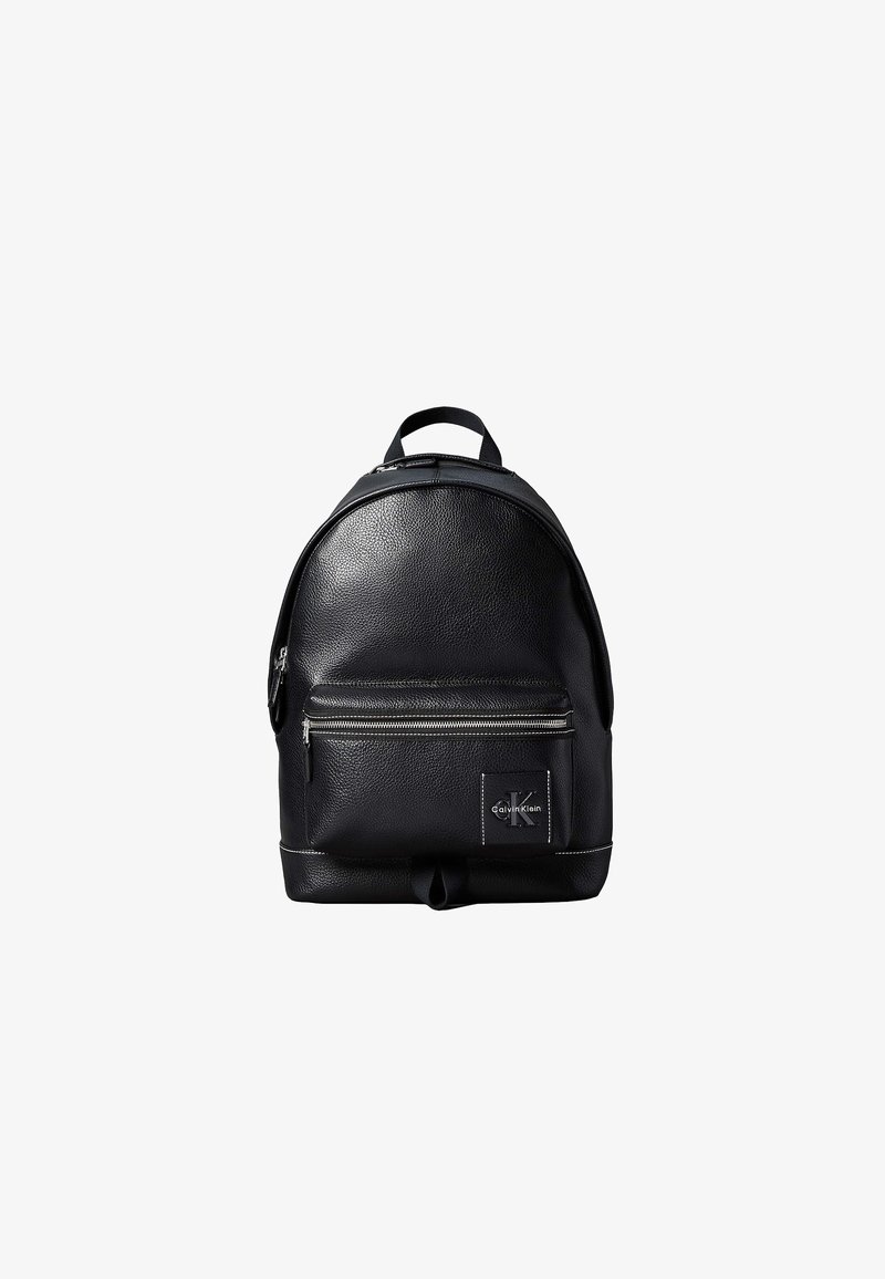 Sac à dos en cuir noir Calvin Klein avec poche zippée à l'avant et poignée supérieure sur fond blanc.