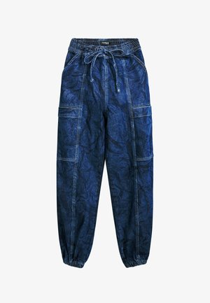 Modré džínové jogger kalhoty s elastickým pasem a šňůrkou, s několika kapsami a pomačkanou texturou.