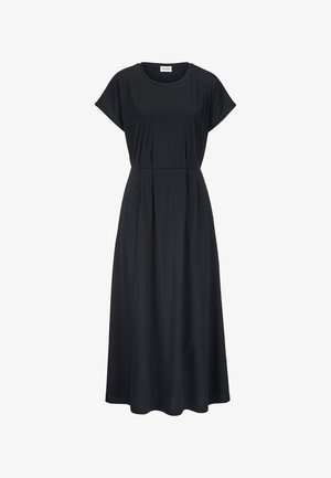 Schwarzes Midikleid mit kurzen Ärmeln, rundem Ausschnitt und taillierter Passform, hängend vor weißem Hintergrund.