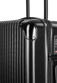 Czarna twarda walizka z rowkowaną teksturą, błyszczącymi akcentami, metalowymi narożnikami, zamkiem błyskawicznym oraz wbudowanym zamkiem szyfrowym na boku.