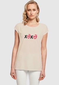 Merchcode VALENTINES DAY - XOXO EXTENDED SHOULDER  - T-shirts med print - whitesand