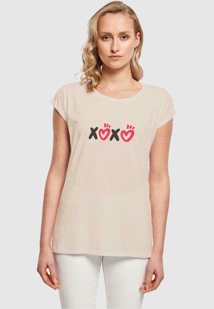 Merchcode VALENTINES DAY - XOXO EXTENDED SHOULDER  - T-shirts med print - whitesand