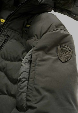Maniche di giacca imbottita verde scuro con patch del logo Blauer, zip frontale e tasca con zip sul braccio.