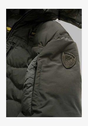 Maniche di giacca imbottita verde scuro con patch del logo Blauer, zip frontale e tasca con zip sul braccio.