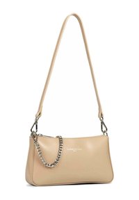 Sac à main en cuir beige de forme rectangulaire. Il dispose d'une longue bandoulière lisse et d'un court accent en chaîne. Logo affiché sur le devant.