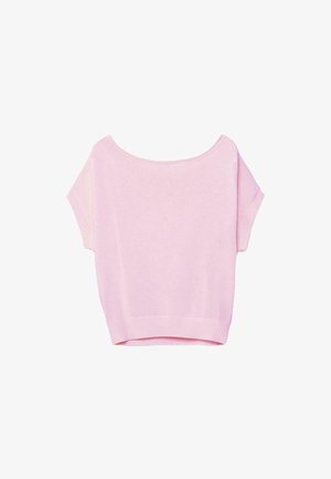 Svetlo roza kratka majica z majhnimi rokavi iz pletenine s širokim čolnčnim izrezom in rebrastim robom na belem ozadju.