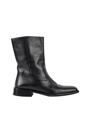 Botte noire en cuir mi-mollet avec un bout arrondi, un talon bas et des coutures apparentes sur fond blanc.