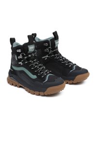 Czarne buty hikingowe z wysokim cholewką, zielonymi akcentami, wzmocnionym noskiem, teksturowaną gumową podeszwą oraz wielokolorowymi sznurowadłami. Wykonane z materiału wodoodpornego.