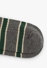 Grau socken mit grünen und cremefarbenen Streifen, ausgestattet mit einer gerippten Textur und einer abgerundeten Spitze. Das Design betont eine lässige, bequeme Passform.