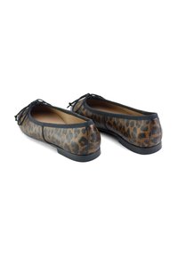 Bailarinas con estampado de leopardo, hechas de suave cuero sintético con detalles en negro y suela de goma flexible; cuentan con una punta redonda y un lazo decorativo.