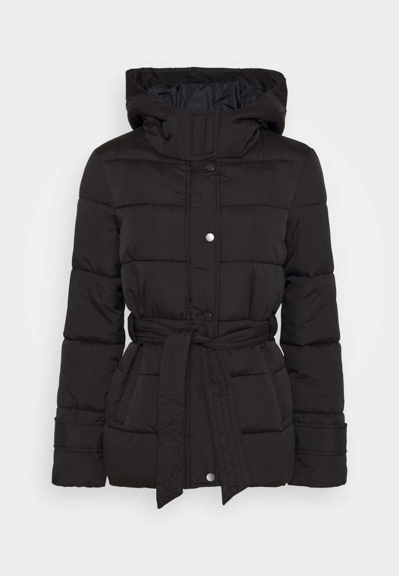 Casaco puffer preto com capuz, apresentando um cinto, fecho de botão e textura acolchoada. O forro brilhante e suave contrasta com o material exterior.
